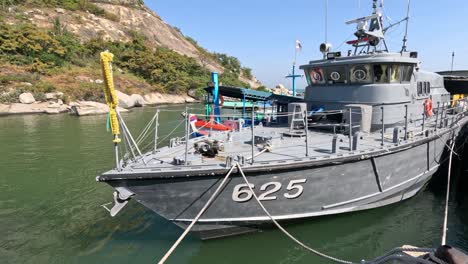 barco naval que navega a través de aguas tranquilas cerca de la costa