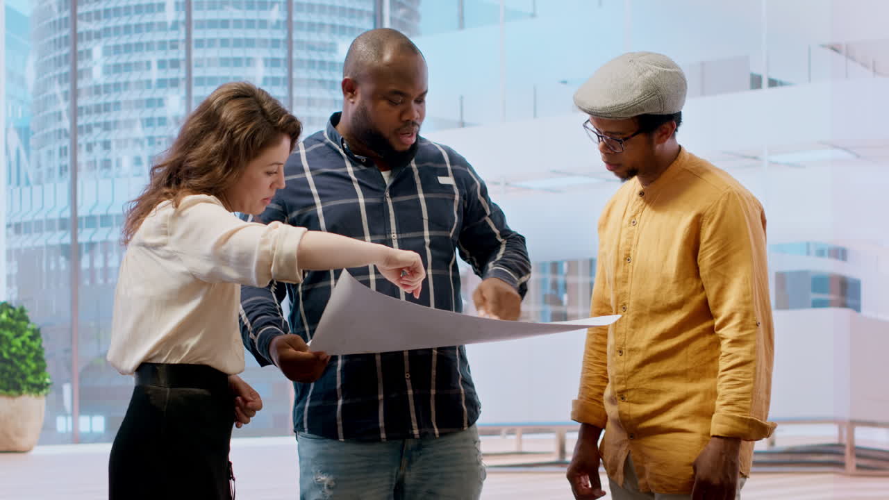 profesionales de negocios y contratistas que hacen un recorrido por la oficina para una posible inversión