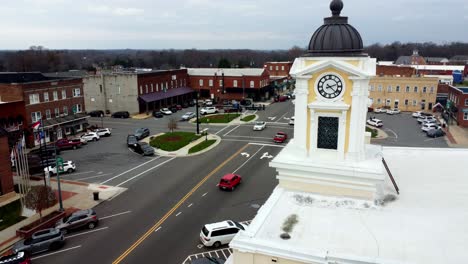 Mocksville-North-Carolina-Gerichtsgebäude-Umgekehrte-Luftaufnahme-Mit-Uhrturm