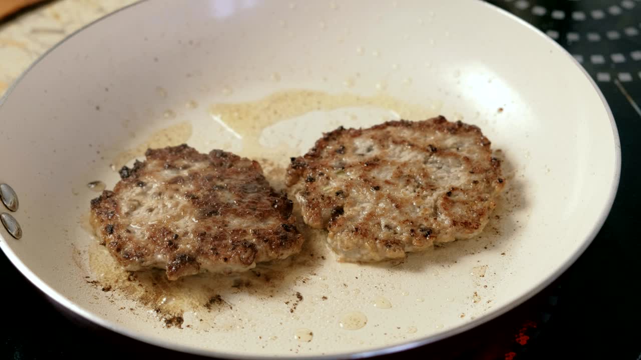 햄버거를 위한 팬에 김을 하는 코틀. 클로즈업.