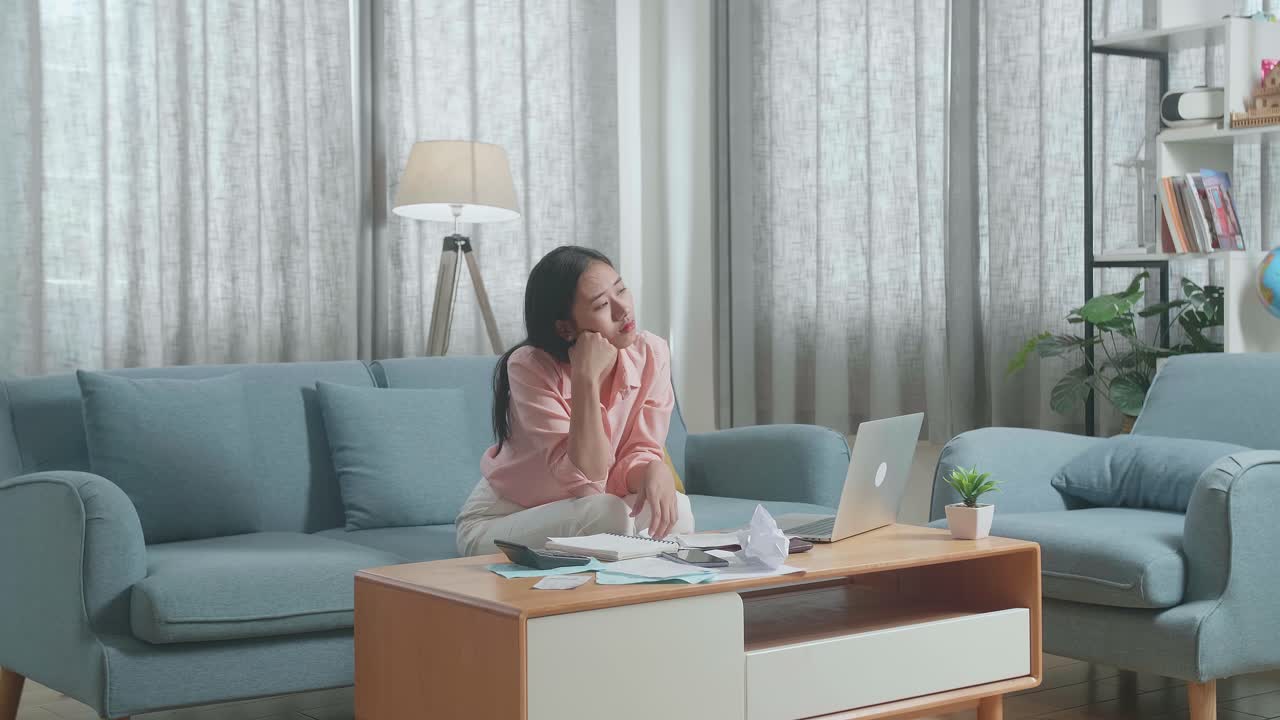 스트레스를 받는 여성이 집에서 재정을 처리하고 있습니다.