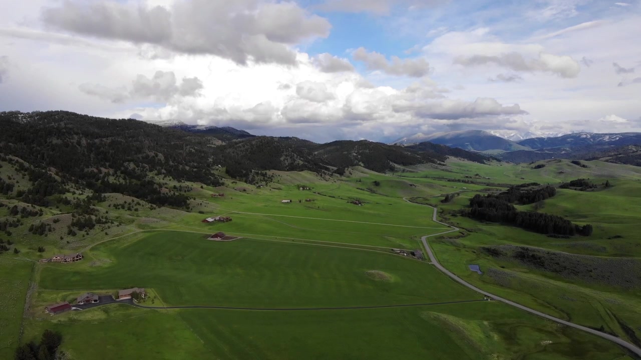 Pilotare un drone in campagna.