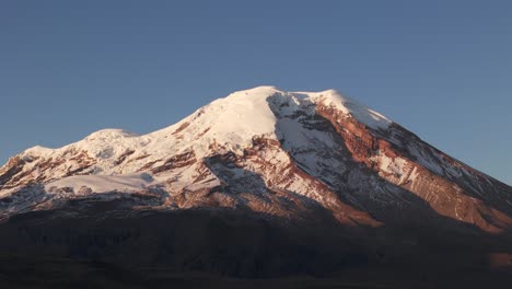 Erloschener-Vulkan-Chimborazo-Bei-Sonnenaufgang-Von-Der-Drohne-Aus,-Der-Höchste-Von-Ecuador