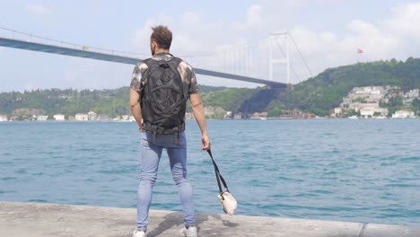 Der-Tourist-Blickt-Auf-Den-Bosporus.