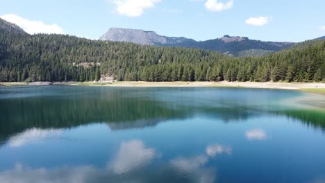 Schwarzer-See-In-Zabljak,-Durmitor-Nationalpark,-Montenegro