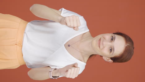video vertical de una mujer mostrando su mente a la cámara.