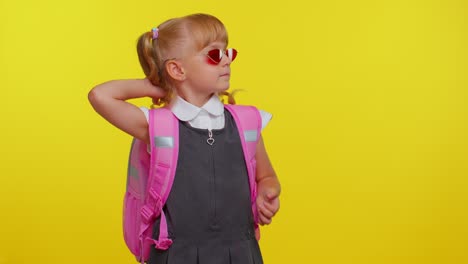 hermosa estudiante sonriente con mochila con gafas de sol, sonrisa encantadora, posando, bailando