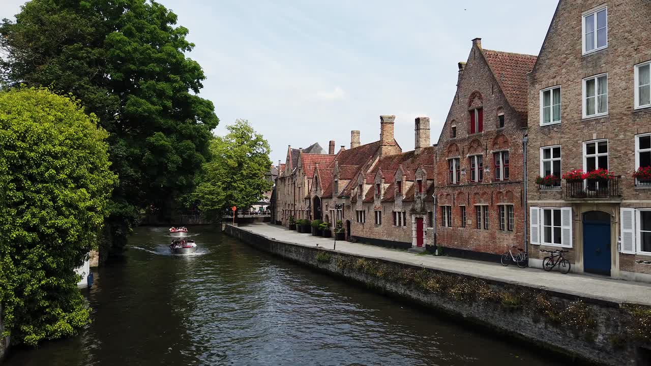 Brugge, Belgien - 21. september 2021: Både sejler på Groenerei-kanalen i byen