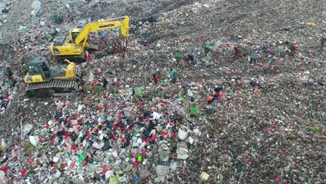 vertedero de basura con trabajadores y maquinaria