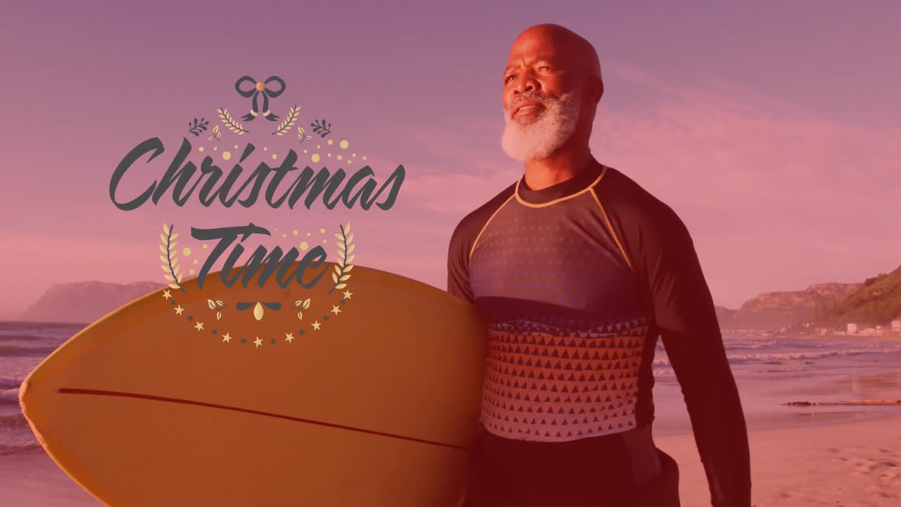 해변에서 서프보드와 함께 행복한 시니어 아프리카계 미국인 남성의 크리스마스 시간 텍스트의 애니메이션.