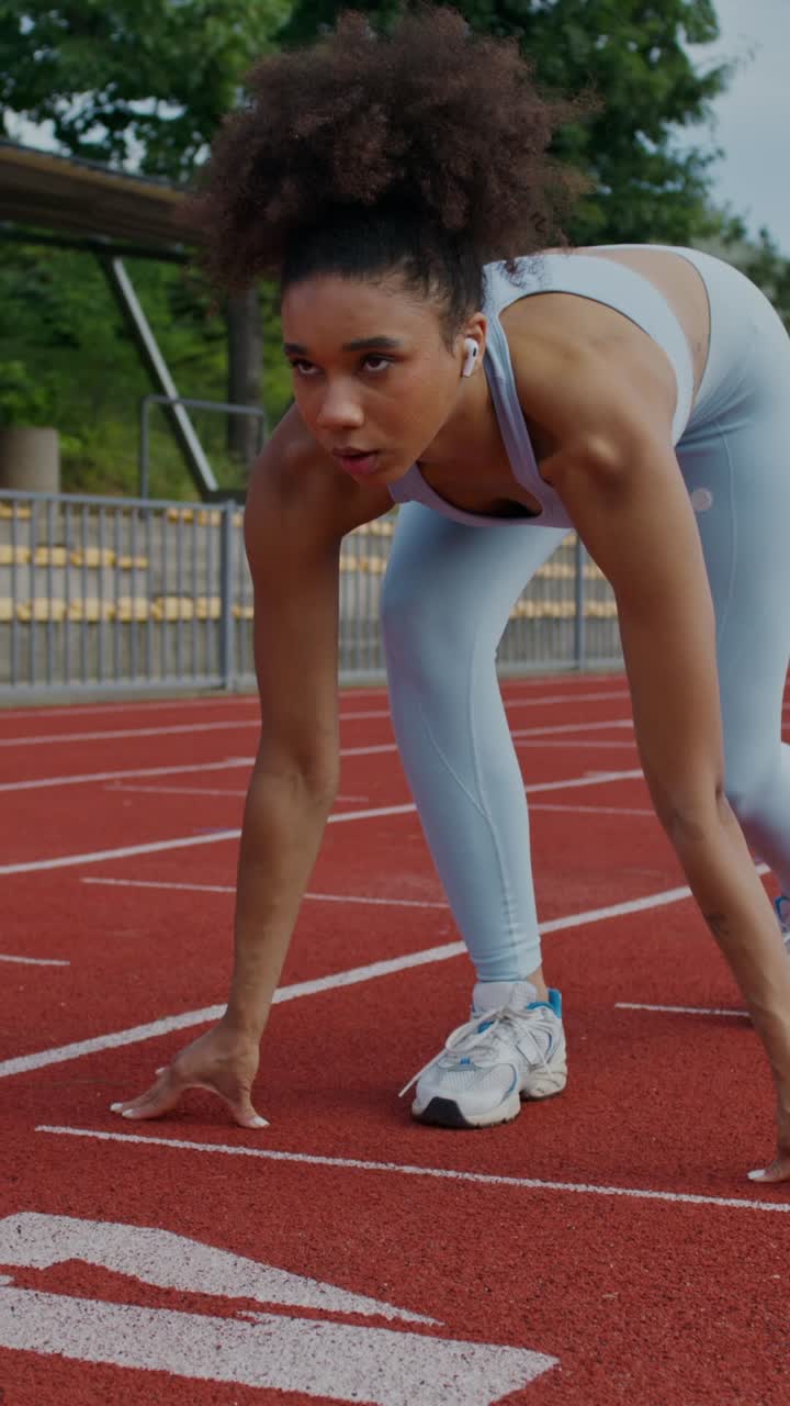mujer preparándose para correr en la pista