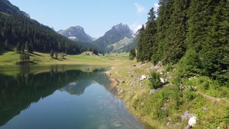 lago de montaña samtisersee, appenzell, alpes de suiza