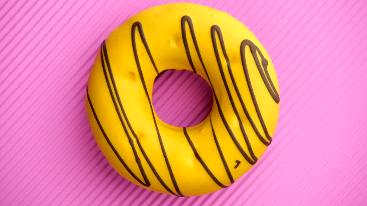 el donut glazado de primer plano.