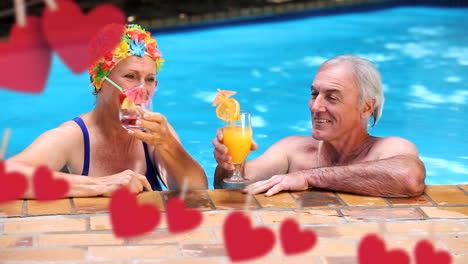 pareja madura divirtiéndose en una piscina