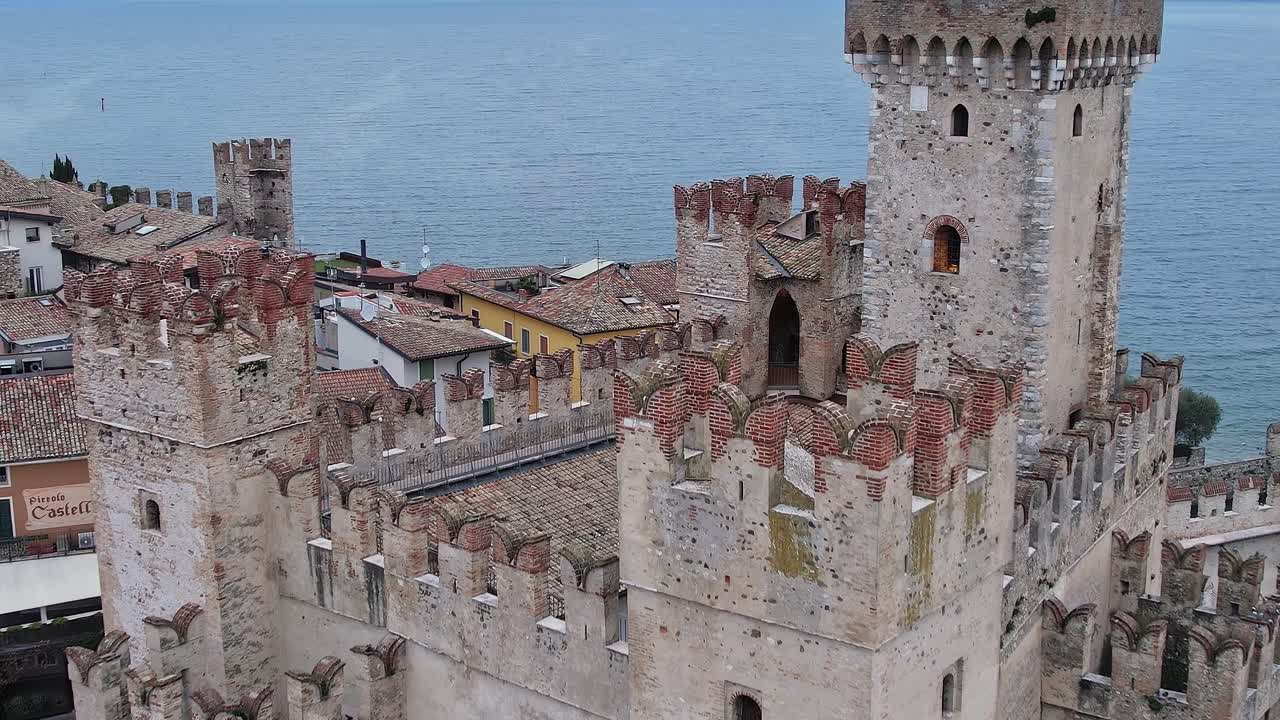 Esplora la città medievale vicino al Lago di Garda, sulle Alpi italiane
