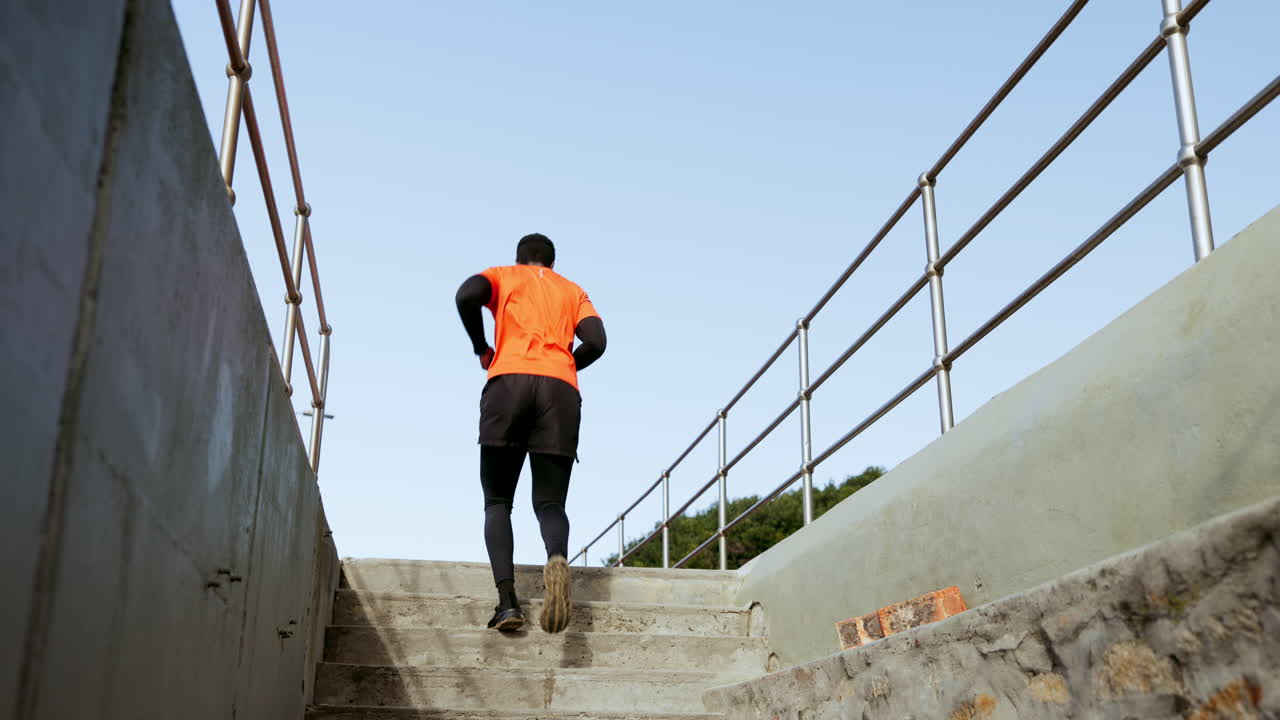 hombre corredor, escaleras y entrenamiento al aire libre