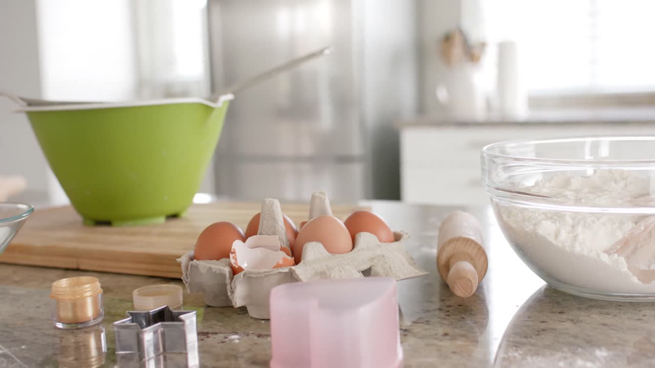 cerrar las herramientas de horneado, cuencos e ingredientes en la encimera de la cocina