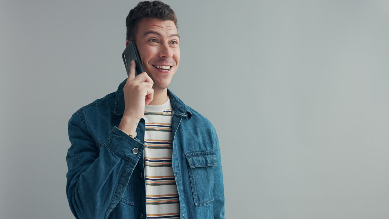 전화로 얘기하는 남자