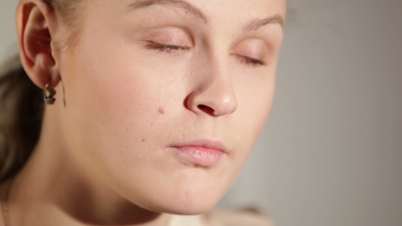 retrato de una mujer joven adulta aplicando rubor