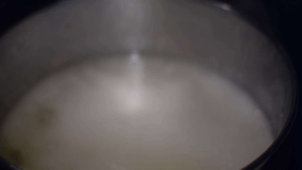 Put small pasta in the boiling salted water Pastina, ditalini rigati versati nell'acqua che bolle