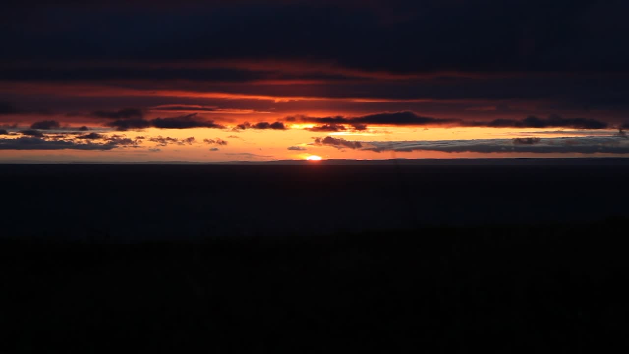 Smuk solnedgang med nogle skyer i baggrunden, England, timelapse, statisk optagelse