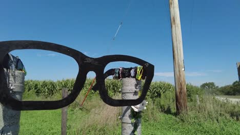 Buddy-Holly-Glass-Memorial-An-Der-Absturzstelle-In-Clear-Lake,-Iowa