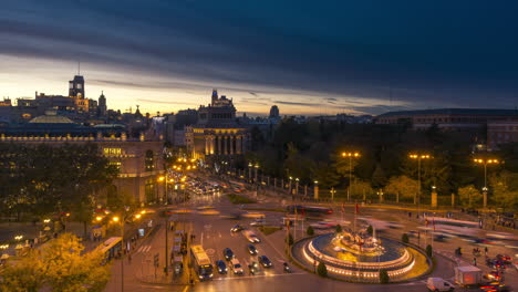 Timelapse-De-Madrid-Al-Atardecer,-Plaza-De-Cibeles-Como-Tema-Principal