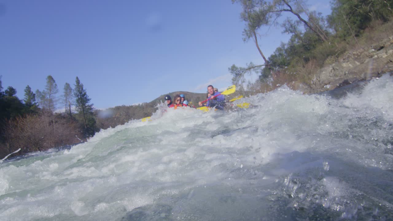 las vigas abordan los rápidos de aguas bravas