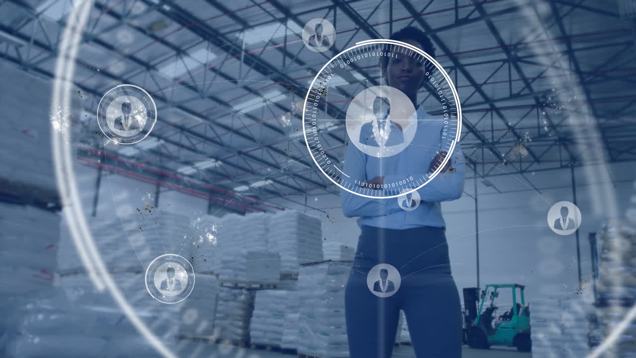 In magazzino, professionista che analizza connessioni di rete digitali e animazione di elaborazione dati.