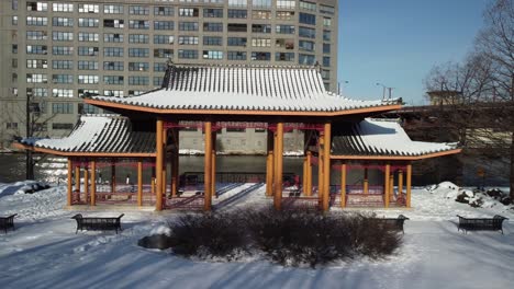 Eine-Luftdrohnenaufnahme-Des-Historischen-Ping-Tom-Parks-In-Chicago,-Chinatown