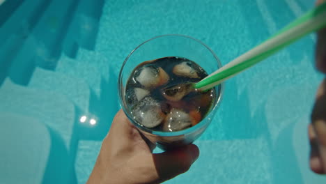 soda fría junto a la piscina.