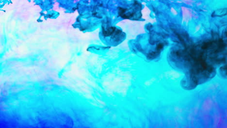 pintura o tinte púrpura y azul caído en el agua contra un fondo blanco para crear un fondo de humo colorido giratorio 7