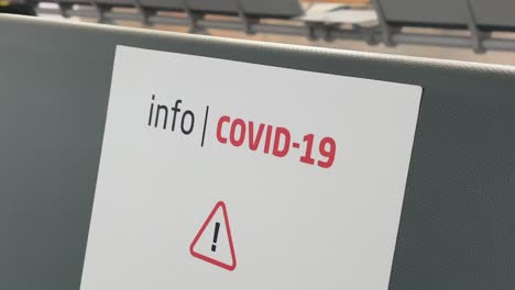 Señal-De-Información-De-Coronavirus-En-Un-Asiento-De-Un-Aeropuerto