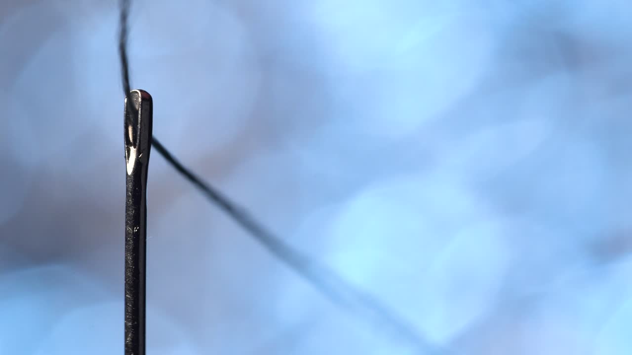 회색 실을 잡고 바늘귀 쪽으로 움직이는 손가락을 따라