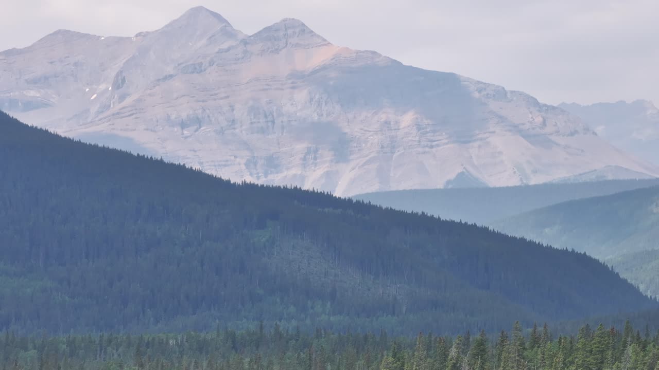 el humo de los incendios forestales de columbia británica los incendios forestales añaden niebla a las montañas rocosas de alberta, canadá en esta vista aérea