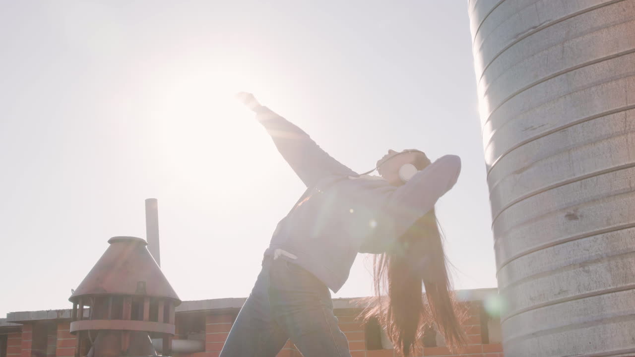 은 날 테라스에 있는 갈색 여자