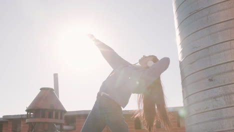 mujer morena en una terraza en un día soleado