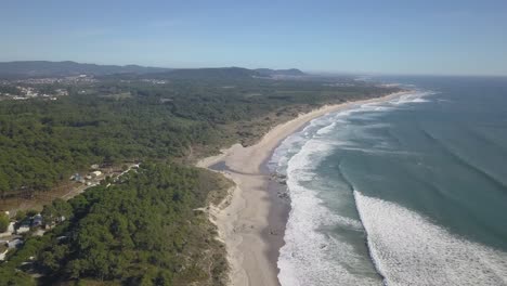 Starke-Große-Wellen,-Die-Die-Felsen-Am-Strand-Treffen