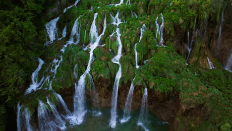 las impresionantes cascadas del parque nacional de los lagos de plitvice en croacia