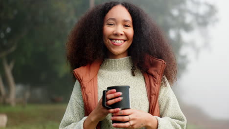 Portrait-of-happy-woman-with-coffee