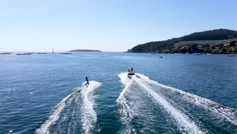 Rastreo-Aéreo-De-Drones-En-Un-Día-Recreativo-Con-Amigos-Probando-Wakeboard-En-Pontevedra,-Galicia