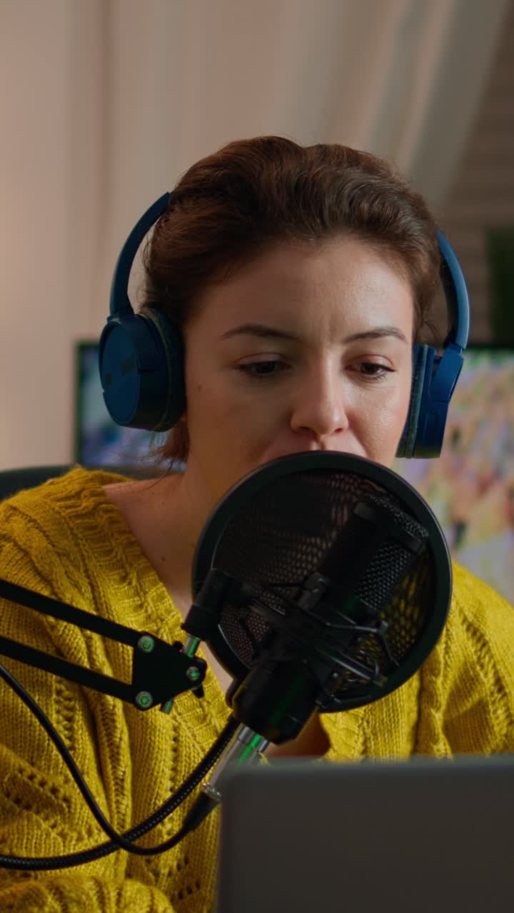 Video verticale: Influencer dei social media che apre il laptop e inizia a registrare un nuovo podcast