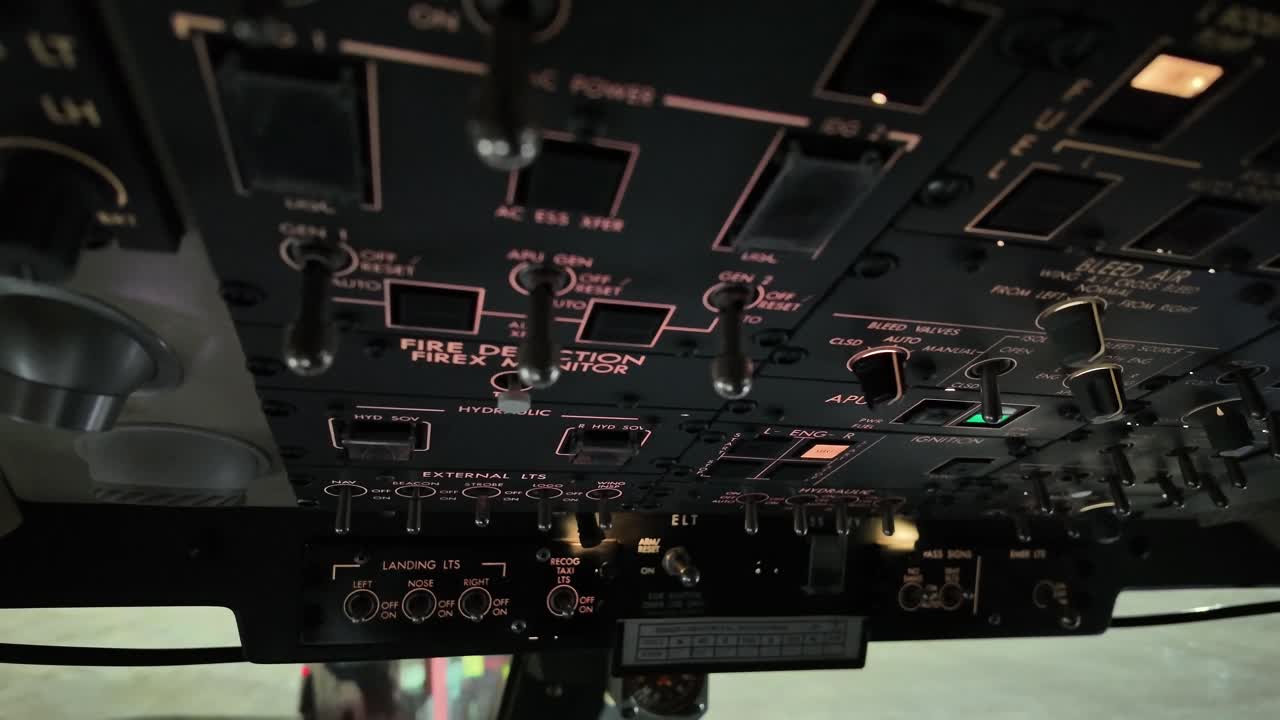 arranque del motor dentro de una cabina de un avión moderno durante un vuelo nocturno