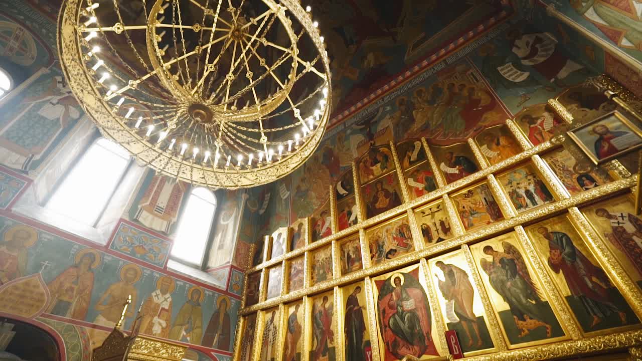 красивый интерьер православной христианской церкви. съемки проводятся внутри здания с помощью широкоугольной линзы
