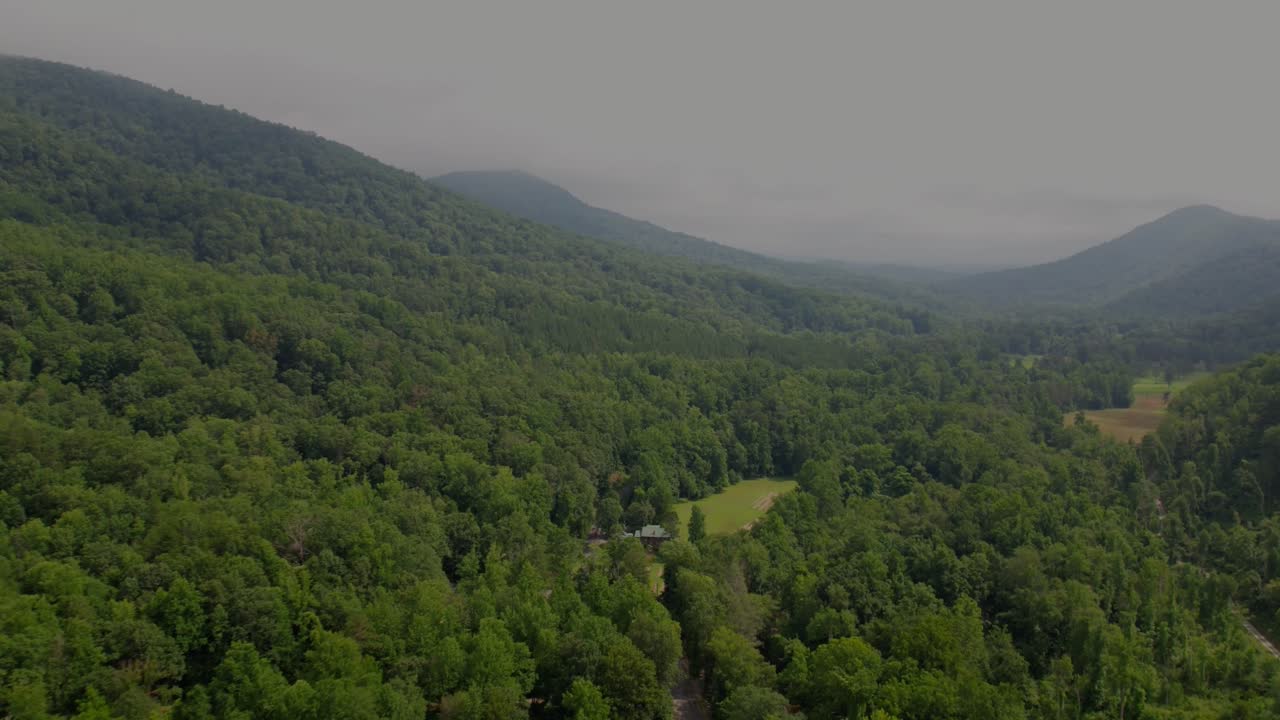 새벽의 첫 빛이 항상 초록색의 산꼭대기를 키스하는 동안, 경이로움으로 풍경이 마법의 왕국으로 변하는 것을 지켜보십시오. 안개에 여 구름으로 감싸져 있습니다.