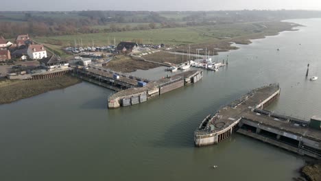 Punto-De-Vista-Aérea-De-La-Estación-De-Monitoreo-Wivenhoe-De-La-Barrera-De-Mareas-De-Colne