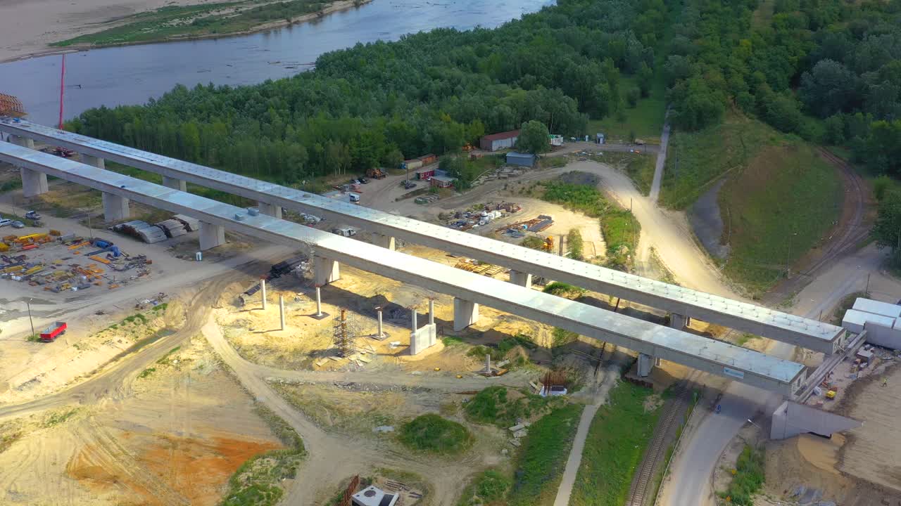toma aérea que pasa sobre un proyecto de construcción de puente al atardecer en vistula cerca de varsovia