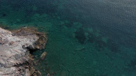 Drohnenschuss-Mit-Blick-Auf-Die-Klippen-Der-Griechischen-Insel-Patmos,-Offenbarung-Des-Johannes,-Exil