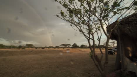 arco iris completo sobre el país tropical lluvia en la lente después de la tormenta