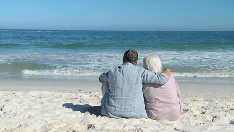 Aged-man-and-woman-looking-at-the-horizon